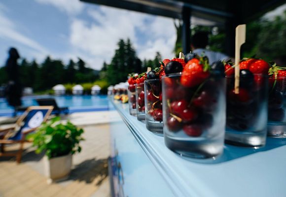 Яркое открытие пул-бара Legend of Baikal